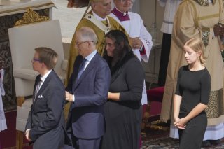 Au cours d'une messe solennelle, le pape américain a prononcé la formule de sanctification en latin, en présence de la famille de l'adolescent décédé. KEYSTONE/AP/Andrew Medichini
